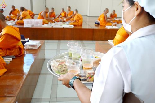 ภาพ No.230446:วันที่ 28 มิถุนายน พ.ศ. 2568 พิธีถวายภัตตาหารเมนูสวรรค์ เพื่อการบรรลุธรรม ณ หอฉันคุณยายอาจารย์ฯ วัดพระธรรมกาย