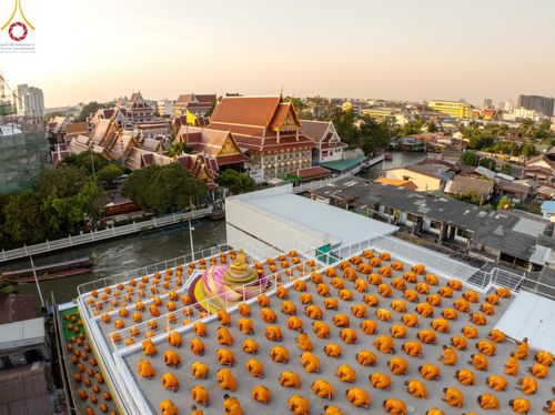 ภาพ No.201326:พระธรรมยาตราปฏิบัติธรรม และถ่ายภาพหมู่ประวัติศาสตร์ ณ อาคารธรรมยาตรา กตัญญูบูชามหาปูชนียาจารย์  ตรงข้ามวัดปากน้ำภาษีเจริญ จ.กรุงเทพมหานคร ในโครงการธรรมยาตรา กตัญญูบูชา มหาปูชนียาจารย์ พระมงคลเทพมุนี(สด จนฺทสโร) พระผู้ปราบมาร อนุสรณ์สถาน 7 แห่ง ปีที่ 13