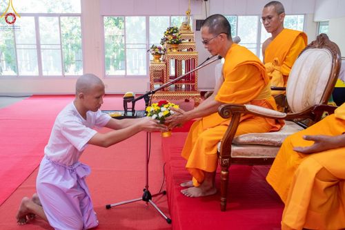 ภาพ No.59146:พิธีปลงผมและแห่นาคธรรมทายาท ในโครงการบรรพชาสามเณร ภาคฤดูร้อน เฉลิมพระเกียรติพระบาทสมเด็จพระเจ้าอยู่หัว เนื่องในโอกาส  พระราชพิธีมหามงคลเฉลิมพระชนมพรรษา 6 รอบ  ปลงผมนาคในวันที่ 21 เมษายน พ.ศ 2567 ณ วัดกลางธนรินทร์ (ธรรมอุทยานบ้านแป้ง)