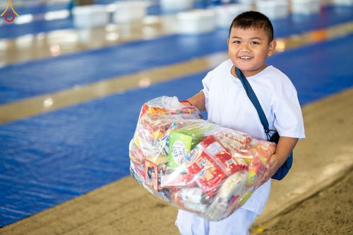 ภาพ No.89472:พิธีตักบาตร ข้าวสารอาหารแห้ง พิธีบูชาข้าวพระ และพิธีจุดเทียนใจ ไฟนิรันดร์  อนันตชัย ณ สภาธรรมกายสากล วัดพระธรรมกาย วันอาทิตย์ที่ 1 ตุลาคม พ.ศ. 2566