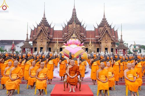 ภาพ No.127977:คณะพระธรรมยาตราฯ ปฎิบัติธรรมและถ่ายภาพหมู่ประวัติศาสตร์ ณ ลานหน้าพระปรางค์สามยอด วัดโคกสมานคุณ อ.หาดใหญ่ จ.สงขลา วันเสาร์ที่ 9 มีนาคม พ.ศ. 2567
