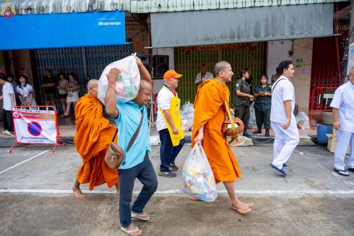 ภาพ No.245848:วันที่ 13-14 กันยายน พ.ศ. 2568 เจ้าหน้าที่ทุกสถานะ ทุกส่วนงาน ร่วมแรงร่วมใจ ปฏิบัติหน้าที่ เตรียมงาน เก็บงาน ตักบาตรพระ 555 รูป อ.เบตง จยะลา