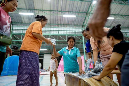 ภาพ No.235423:วันที่ 30-31 กรกฎาคม พ.ศ. 2568 วัดพระธรรมกาย มูลนิธิธรรมกาย ร่วมกับศูนย์ส่งเสริมศีลธรรมจังหวัดสุรินทร์ เปิดศูนย์พักพิงชั่วคราวเพื่อช่วยเหลือประชาชน ผู้อพยพจากเหตุปะทะกันตามแนวชายแดน ไทย-กัมพูชา ตั้งแต่วันที่ 24 กรกฎาคม พ.ศ.2568 เป็นต้นไป