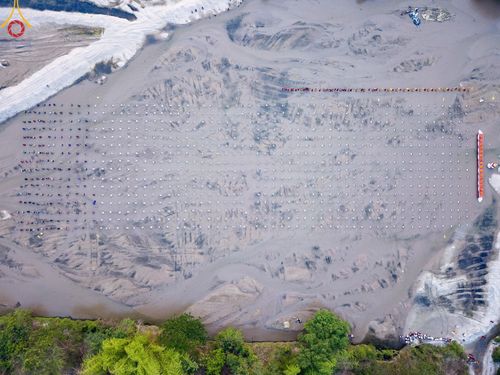 ภาพ No.63300:Photo Story  มหัศจรรย์วัดดงดินแดง Episode 1  พิธีปลงผมนาคธรรมทายาท  ในโครงการบรรพชาอุปสมบทหมู่ ฟื้นฟูพระพุทธศาสนาทั่วไทย วัดดงดินแดง ณ ลำน้ำแม่ตื่น อ.อมก๋อย จ.เชียงใหม่ วันที่ 2 เมษายน พ.ศ. 2567