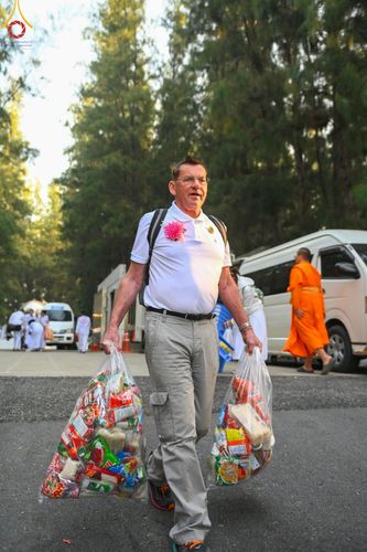 ภาพ No.190246:พิธีตักบาตรพระธรรมยาตรา ณ อนุสรณ์สถานลำดับที่ 1 สถานที่เกิดด้วยรูปกายเนื้อ อนุสรณ์สถานมหาวิหารพระมงคลเทพมุนี (โลตัสแลนด์) อ.สองพี่น้อง จ.สุพรรณบุรี ในโครงการธรรมยาตรา กตัญญูบูชา มหาปูชนียาจารย์ พระมงคลเทพมุนี(สด จนฺทสโร) พระผู้ปราบมาร อนุสรณ์สถาน 7 แห่ง 