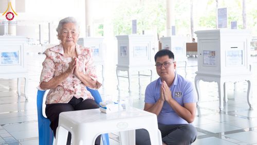 ภาพ No.268331:วันที่ 8 พฤศจิกายน พ.ศ. 2568 พิธีถวายภัตตาหารเมนูสวรรค์ เพื่อการบรรลุธรรม ณ หอฉันคุณยายอาจารย์ฯ วัดพระธรรมกาย