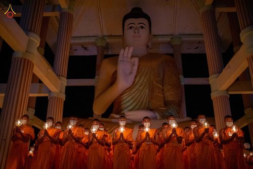 ภาพ No.76581:คณะสงฆ์และสามเณรบังกลาเทศ ปฎิบัติธรรมและจุดโคมประทีปถวายเป็นพุทธบูชา วันที่ 17 กุมภาพันธ์ พ.ศ. 2566
