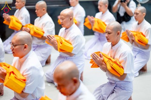 ภาพ No.256214:วันที่ 4 ตุลาคม พ.ศ. 2568 พิธีบรรพชาอุปสมบท  โครงการอุปสมบทหมู่บูชาธรรม 141 ปี  พระมงคลเทพมุนี (สด จนฺทสโร) ณ โบสถ์พระไตรปิฏก วัดพระธรรมกาย จ.ปทุมธานี