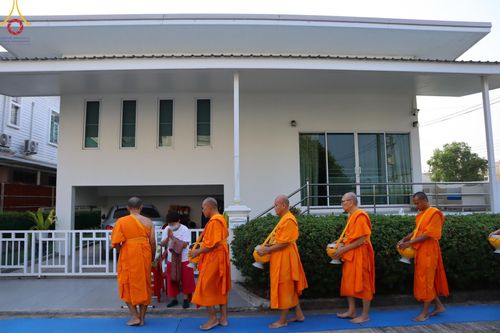 ภาพ No.136070:พระธรรมทายาท โครงการบวชพระนานาชาติ AEC & WAB ผู้บริหารรุ่นที่ 2 บิณฑบาต ณ หอฉันคุณยายอาจารย์ฯ เมืองแก้วมณี หมู่บ้านแก้วพุทธรักษา วันที่ 28 เมษายน พ.ศ. 2567
