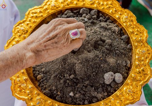 ภาพ No.246879:วันอาทิตย์ที่ 14 กันยายน พ.ศ. 2568 พิธีทอดผ้าป่า ซื้อดิน ปรับพื้นที่ลานธรรม  และพิธีกลั่นแผ่นดิน โปรยทราย สถาปนาองค์พระเจดีย์ เพื่อสร้างสันติภาพโลก  ณ ศูนย์ปฏิบัติธรรมสระบุรี อ.พระพุทธบาท จ.สระบุรี