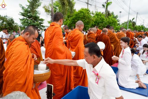 ภาพ No.229876:วันพฤหัสบดีที่ 26 มิถุนายน พ.ศ. 2568 พิธีตักบาตรพระ 1,165 รูป ฉลองก่อตั้งเมืองวานรนิวาส ครบรอบ 164 ปี ณ ถนนวานรนิวาส-อากาศอำนวย อ.วานรนิวาส จ.สกลนคร