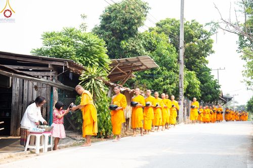 ภาพ No.137007:Photo Story  มหัศจรรย์วัดดงดินแดง Episode 5 กิจกรรมถ่ายภาพหมู่ประวัติศาสตร์ และตักบาตรฉลองพระ-เณรกว่า 500 รูป วันที่ 6 เมษายน พ.ศ. 2567