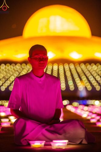 ภาพ No.150331:พิธีจุดประทีป และพิธีฉลองชัยสวดมนต์ บทธัมมจักกัปปวัตตนสูตร ครบ 6,668,272,727 จบ เนื่องในวันธรรมชัย 27 สิงหาคม พ.ศ. 2567 ณ มหารัตนวิหารคด วัดพระธรรมกาย