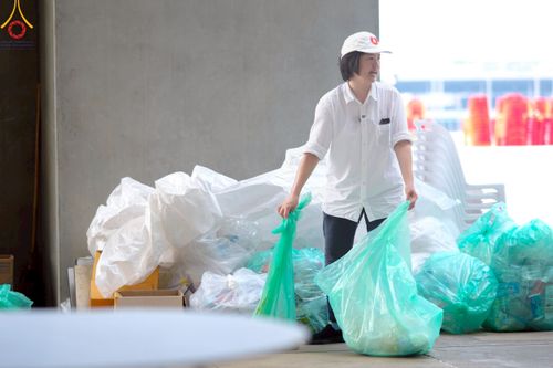 ภาพ No.220490:วันที่ 23-25 เมษายน พ.ศ. 2568 เจ้าหน้าที่และสาธุชนช่วยกัน รับบุญเก็บงานวันคุ้มครองโลก ณ วัดพระธรรมกาย