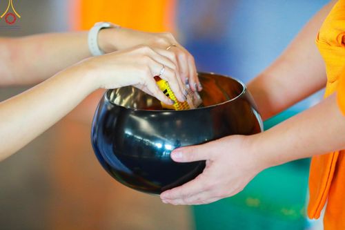 ภาพ No.143419:พิธีตักบาตร ข้าวสารอาหารแห้ง ณ บ้านแก้วเรือนทองคุณยายฯ และ พิธีบูชาข้าวพระ  ณ สภาธรรมกายสากล วัดพระธรรมกาย วันอาทิตย์ที่ 7 กรกฎาคม พ.ศ. 2567