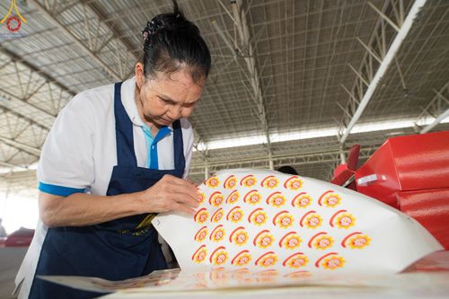 ภาพ No.212282:วันพุธที่ 19 มีนาคม พ.ศ. 2568 การบรรจุไทยธรรมลงกล่องสำเร็จ 43,500 กล่อง เพื่อถวายแด่พระสังฆาธิการ 40,000 กว่าวัดทั่วไทย ในวันคุ้มครองโลก 22 เมษายน พ.ศ. 2568 ณ บ้านแก้วเรือนทองคุณยายฯ วัดพระธรรมกาย