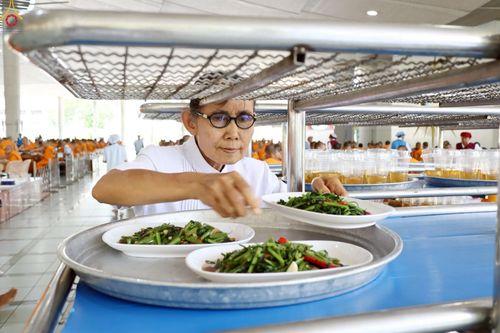 ภาพ No.231924:วันที่ 5 กรกฎาคม พ.ศ. 2568 พิธีถวายภัตตาหารเมนูสวรรค์ เพื่อการบรรลุธรรม ณ หอฉันคุณยายอาจารย์ฯ วัดพระธรรมกาย