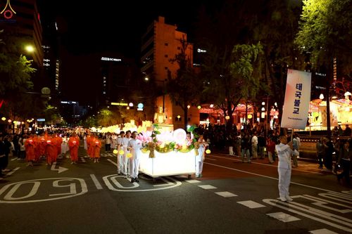 ภาพ No.229583:วันเสาร์ที่ 26 เมษายน พ.ศ. 2568 คณะพระภิกษุสามเณรในโครงการบรรพชาหมู่ 81 รูป  วัดภาวนาโซล ประเทศเกาหลีใต้ ได้ร่วมกับคณะสาธุชนคนไทยในเกาหลีใต้  ร่วมกันเดินขบวนอัญเชิญโคมดอกบัว  เพื่อบูชาแด่องค์สมเด็จพระสัมมาสัมพุทธเจ้า  ในงานเทศกาลวิสาขบูชานานาชาติ ประจำปี