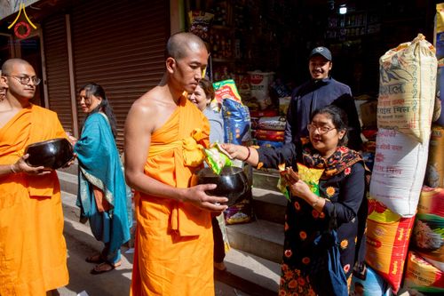 ภาพ No.213135:วันที่ 17 - 18 มีนาคม พ.ศ. 2568 คณะสงฆ์และสามเณรเดินบิณฑบาต รอบเมืองในพื้นที่ วัดสยมภูวนาถและราชวังปาตัน ณ เมืองกาฐมาณฑุ ประเทศเนปาล