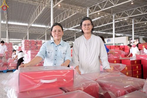 ภาพ No.214359:วันที่ 29 มีนาคม พ.ศ.2568 กิจกรรมใส่ถุงซิปกล่องไทยธรรม เพื่อรักษาความประณีตของกล่องไทยธรรม ในทุกสภาพอากาศ ณ บ้านแก้วเรือนทองคุณยาย วัดพระธรรมกาย