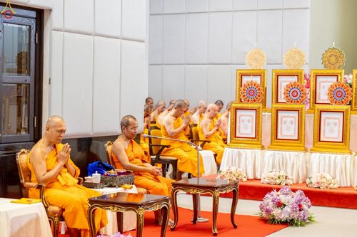 ภาพ No.230962:วันอังคารที่ 1 กรกฎาคม พ.ศ. 2568 ผู้ว่าราชการจังหวัดปทุมธานี เป็นประธานพิธีต้อนรับ สัญญาบัตร พัดยศ พระครูสัญญาบัตรสายต่างประเทศ วัดพระธรรมกาย ประจำปี พ.ศ. 2568 จำนวน 19 รูป