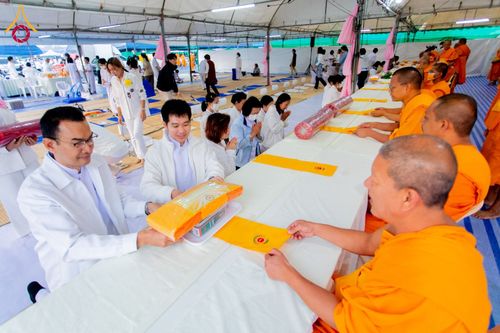 ภาพ No.199391:พิธีถวายภัตตาหารเป็นสังฆทาน แด่พระธรรมยาตรา ณ อนุสรณ์สถานบางปลา วัดบางปลา อำเภอบางเลน จังหวัดนครปฐม ในโครงการธรรมยาตรา กตัญญูบูชา มหาปูชนียาจารย์ พระมงคลเทพมุนี(สด จนฺทสโร) พระผู้ปราบมาร อนุสรณ์สถาน 7 แห่ง ปีที่ 13 วันที่ 22 มกราคม พ.ศ. 2568