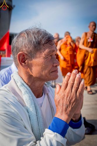 ภาพ No.221585:วันอังคารที่ 22 เมษายน พ.ศ. 2568 ภาพพิธีถวายมหาสังฆทานคณะสงฆ์ 40,000 กว่าวัดทั่วประเทศ เนื่องในวันคุ้มครองโลก ชุดที่ 2 (ปลื้มให้สมการรอคอย) ณ ลานธรรมพระมหาธรรมกายเจดีย์ วัดพระธรรมกาย