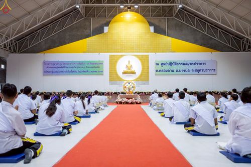 ภาพ No.249098:วันที่ 26-28 กันยายน พ.ศ. 2568 โครงการอบรม อุบาสกแก้ว อุบาสิกาแก้ว รุ่นที่ 3  ณ ศูนย์ปฏิบัติธรรมสมุทรปราการ ได้รับความเมตตาจากคณะสงฆ์ในพื้นที่  รวมถึงผู้บริหารสถานศึกษา ที่นำนักเรียนระดับมัธยมปลาย  มารับฟังข้อมูลเพื่อที่จะเป็นกำลังสำคัญ ในการเข้าร่วมขบวน