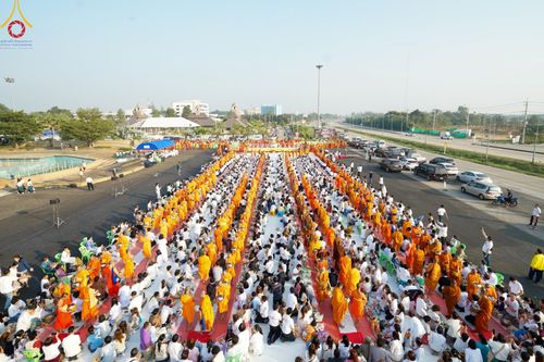 ภาพ No.180444:พิธีตักบาตรพระ ๑,๐๐๐ รูป ฉลองเมืองลำปาง ๑,๓๔๔ ปี วันเสาร์ที่ ๗ ธันวาคม พ.ศ. ๒๕๖๗ ณ ลานพระบรมราชานุสาวรีย์ พระนเรศวรมหาราช อ.เกาะคา จ.ลำปาง