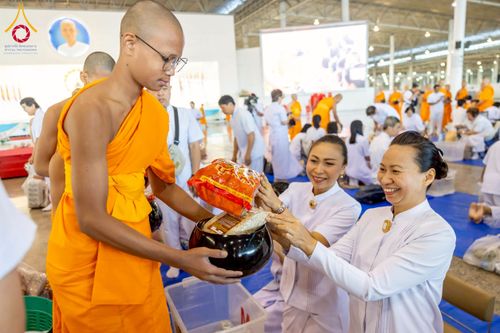 ภาพ No.277020:วันอาทิตย์ที่ 7 ธันวาคม พ.ศ. 2568 พิธีตักบาตรอาทิตย์ต้นเดือน ณ บ้านแก้วเรือนทองคุณยายฯ วัดพระธรรมกาย