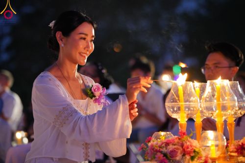 ภาพ No.112196:พิธีจุดประทีปถวายเป็นพุทธบูชา และบูชาธรรมมหาปูชนียาจารย์ พระมงคลเทพมุนี(สด จนฺทสโร) ในโครงการธรรมยาตรา กตัญญูบูชา มหาปูชนียาจารย์ พระมงคลเทพมุนี(สด จนฺทสโร) พระผู้ปราบมาร อนุสรณ์สถาน 7 แห่ง ปีที่ 12 วันที่ 14 มกราคม พ.ศ. 2567 ณ วัดสองพี่น้อง อ.สองพี่น้อง
