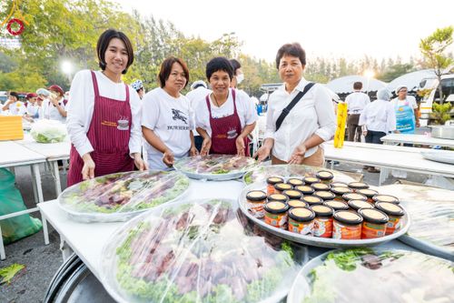 ภาพ No.110715:พิธีถวายภัตตาหารเป็นสังฆทาน แด่คณะพระธรรมยาตราฯ ในโครงการธรรมยาตรากตัญญูบูชา มหาปูชนียาจารย์ พระมงคลเทพมุนี(สด จนฺทสโร) พระผู้ปราบมาร อนุสรณ์สถาน 7 แห่ง ปีที่ 12 วันที่ 12 มกราคม พ.ศ. 2567 ณ อนุสรณ์สถานมหาวิหารพระมงคลเทพมุนี(โลตัสแลนด์) อ.สองพี่น้อง จ.สุ