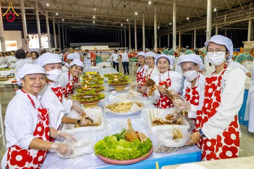 ภาพ No.202709:พิธีถวายภัตตาหารเป็นสังฆทาน แด่พระธรรมยาตรา ณ วัดพระธรรมกาย ตำบลคลองสาม อำเภอคลองหลวง จังหวัดปทุมธานี ในโครงการธรรมยาตรา กตัญญูบูชา มหาปูชนียาจารย์ พระมงคลเทพมุนี(สด จนฺทสโร) พระผู้ปราบมาร อนุสรณ์สถาน 7 แห่ง ปีที่ 13 วันที่ 28 มกราคม พ.ศ. 2568
