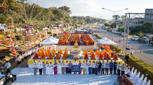ภาพ No.187174:พิธีตักบาตรพระ ๕๐๐ รูป "สร้างบุญใหญ่ ส่งท้ายปีเก่า ต้อนรับปีใหม่ ๒๕๖๘" วันเสาร์ที่ ๒๘ ธันวาคม พ.ศ. ๒๕๖๗ ณ ถนนหน้าที่ว่าการอำเภอภูเรือ จังหวัดเลย