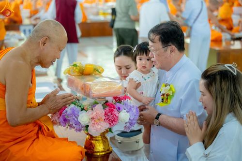 ภาพ No.147774:พิธีถวายภัตตาหารเมนูสวรรค์ ในพรรษาแห่งการเข้าถึงธรรม วันเสาร์ที่ 10 สิงหาคม พ.ศ. 2567 ณ หอฉันคุณยายอาจารย์ฯ วัดพระธรรมกาย