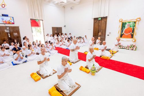 ภาพ No.252262:วันที่ 4-5 ตุลาคม พ.ศ. 2568  วัดพระธรรมกายแคลิฟอร์เนีย ประเทศสหรัฐอเมริกา ได้จัดพิธีตัดปอยผม โดยคณะสงฆ์ ญาติ ๆ และสาธุชน ให้กับนาคธรรมทายาท 8 ท่าน และได้จัดพิธีบรรพชา-อุปสมบท ฉลองพิธีทอดกฐินบรมจักรพรรดิ สร้างอุโบสถ 82 ปี บูชาธรรมหลวงพ่อธัมมชโย