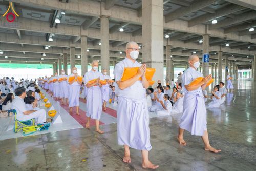 ภาพ No.62756:พิธีขอขมามอบผ้าไตร ในโครงการอุปสมบทหมู่ บูชาธรรมหลวงพ่อธัมมชโย พ.ศ.2567  โครงการอุปสมบทหมู่ธรรมทายาท ระดับอุดมศึกษา รุ่นที่51 (ภาคฤดูร้อน) โครงการบวชพระนานาชาติ AEC และ WAB รุ่นผู้บริหาร(รุ่นที่2) ณ ลานธรรม พระมหาธรรมกายเจดีย์ วันที่ 13 เมษายน พ.ศ. 2567