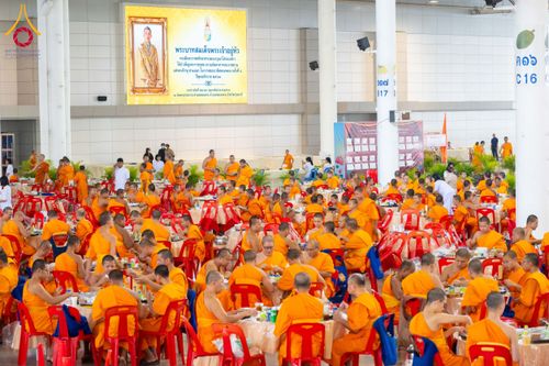 ภาพ No.208809:พระบาทสมเด็จพระเจ้าอยู่หัวทรงพระกรุณาโปรดเกล้าฯ พระราชทานภัตตาหารพระราชทาน แด่พระภิกษุ สามเณร ในการสอบบาลีสนามหลวง ณ วัดพระธรรมกาย วันที่ 22 กุมภาพันธ์ พ.ศ. 2568 ณ วัดพระธรรมกาย อำเภอคลองหลวง จังหวัดปทุมธานี