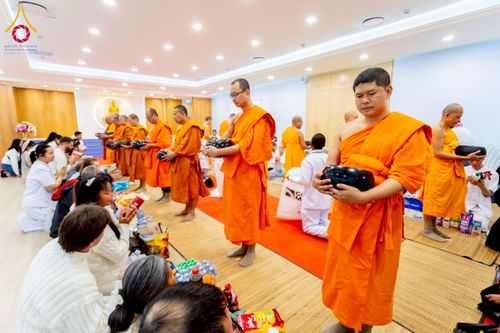 ภาพ No.233309:วันอาทิตย์ที่ 6 กรกฎาคม พ.ศ. 2568 พิธีถวายมหาสังฆทานแด่คณะสงฆ์ทั่วโลกและพิธีตักบาตรเนื่องในวันเข้าพรรษา  ณ วัดพุทธเคปทาวน์ ประเทศแอฟริกาใต้