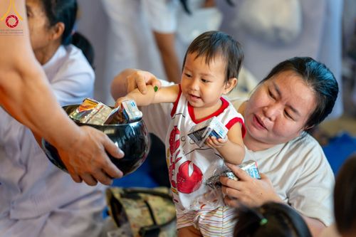 ภาพ No.92137:พิธีตักบาตร ในวันทอดกฐินสามัคคี ประจำปีพุทธศักราช 2566 วันอาทิตย์ต้นเดือนที่ 5 พฤศจิกายน พ.ศ. 2566 ณ สภาธรรมกายสากล วัดพระธรรมกาย จ.ปทุมธานี