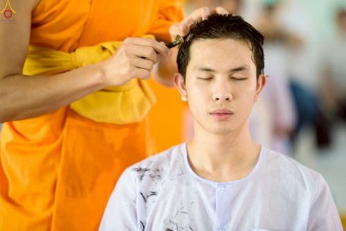 ภาพ No.228542:วันเสาร์ที่ 7 มิถุนายน พ.ศ. 2568 พิธีปลงผมโครงการอุปสมบทหมู่ธรรมทายาท ระดับอุดมศึกษา รุ่นที่ 52 ภาคฤดูฝน ณ วิหารคด 9 วัดพระธรรมกาย