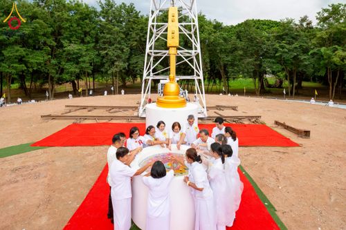 ภาพ No.261910:วันที่ 14 ตุลาคม พ.ศ. 2568 พิธีกลั่นแผ่นดิน โปรยทรายตอกเสาเข็มมหามงคลต้นแรก  สร้างองค์พระเจดีย์และจุดประทีปถวายเป็นพุทธบูชา ณ ศูนย์ปฏิบัติธรรมชัยนาท ต.ธรรมามูล อ.ชัยนาท จ.ชัยนาท