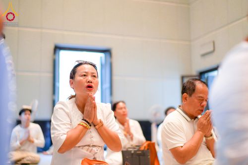 ภาพ No.327705:วันที่ 1-6 พฤษภาคม พ.ศ.2569 ต้อนรับชาวต่างชาติ พระภิกษุ คณะชาวเมียนมาร์  อุบาสิกาชาวอินเดีย เยี่ยมชมวัดพระธรรมกายและสักการะพระมหาธรรมกายเจดีย์