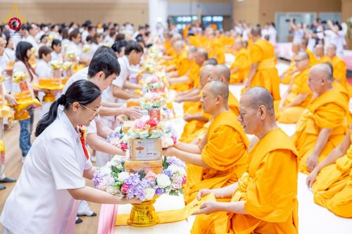 ภาพ No.239593:วันอาทิตย์ที่ 17 สิงหาคม พ.ศ. 2568 พิธีถวายคิลานเภสัช และอุปกรณ์ทางการแพทย์ แด่คณะสงฆ์ เนื่องในวันธรรมชัย ณ ห้องแก้วสารพัดนึก 2 สภาธรรมกายสากล วัดพระธรรมกาย