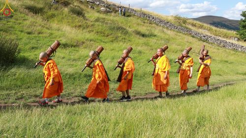 ภาพ No.148822:คณะสงฆ์และสามเณร วัดพระธรรมกายแมนเชสเตอร์  สหราชอาณาจักร จัดเดินธรรมยาตราที่ Peak District National Park , New Mills central , Upper Derwent Visitor Centre, Hope Valley วันอังคารที่ 6 สิงหาคม พ.ศ. 2567