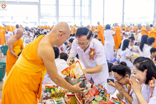 ภาพ No.243503:วันที่ 7 กันยายน พ.ศ. 2568 พิธีตักบาตร ข้าวสารอาหารแห้ง ในวันครูผู้ค้นพบวิชชาธรรมกาย ณ บ้านแก้วเรือนทองคุณยายฯ สภาธรรมกายสากล วัดพระธรรมกาย