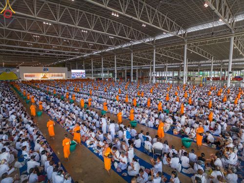 ภาพ No.139090:พิธีตักบาตร , พิธีบูชาข้าวพระ ณ ห้องแก้วสารพัด 1 สภาธรรมกายสากล วัดพระธรรมกาย วันอาทิตย์ต้นเดือนที่ 2 มิถุนายน พ.ศ. 2567