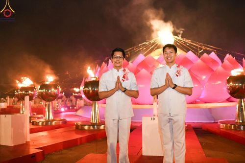 ภาพ No.160608:พิธีจุดประทีป 20,000 ดวง บูชาพระมหาธรรมกายเจดีย์ และบูชาพระมงคลเทพมุนี (สด จนฺทสโร) พระผู้ปราบมาร ณ ลานธรรม พระมหาธรรมกายเจดีย์ วัดพระธรรมกาย จ.ปทุมธานี วันที่ 10 ตุลาคม พ.ศ. 2567
