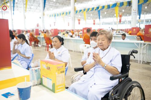 ภาพ No.147078:พิธีมุทิตาสักการะพระภิกษุ ผู้สอบได้เปรียญธรรม 9 ประโยคระดับโลกปีที่ 36, พิธีมอบโล่เกียรติยศและทุนการศึกษา สำนักเรียนบาลีดีเด่นทั่วประเทศ, พิธีถวายมหาสังฆทานคณะสงฆ์ 2,000 กว่าวัด ทั่วประเทศ ปีที่ 24, พิธีถวายไทยธรรมคณะสงฆ์ 323 วัด 4 จังหวัดชายแดนภาคใต้