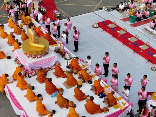 ภาพ No.150826:พิธีเจริญพระพุทธมนต์ และทำบุญตักบาตรแด่คณะสงฆ์ จำนวน 121 รูป เนื่องในโอกาสฉลองครบรอบ 120 ปี อำเภอคลองหลวง จังหวัดปทุมธานี เพื่อถวายเป็นพุทธบูชา ช่วยเหลือผู้ประสบความเดือดร้อนจากอุทกภัย และคณะสงฆ์ 323 วัด 4 จังหวัดชายแดนภาคใต้ วันเสาร์ที่ 31 สิงหาคม พ.ศ. 